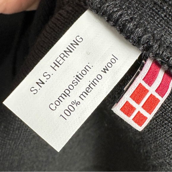 NEW SNS Herning 100% Merino Wool Button Shoulder Sweater Black Knit Mens Size L - Picture 8 of 16